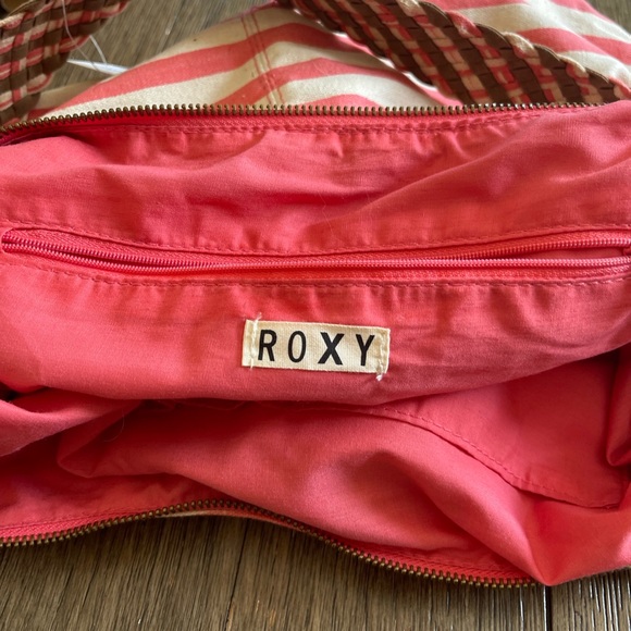 Chic Striped Coral‎ and White Hobo Bag - Picture 11 of 12